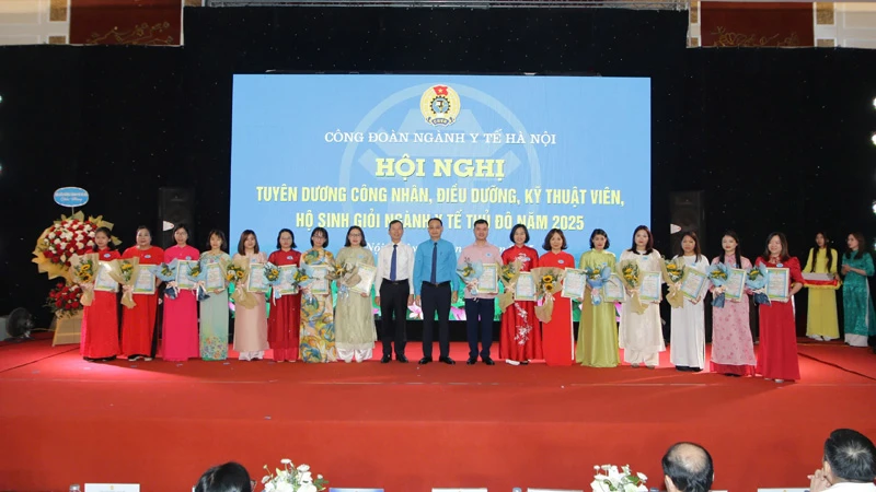 Các công nhân, điều dưỡng, kỹ thuật viên, nữ hộ sinh được tuyên dương tại hội nghị.