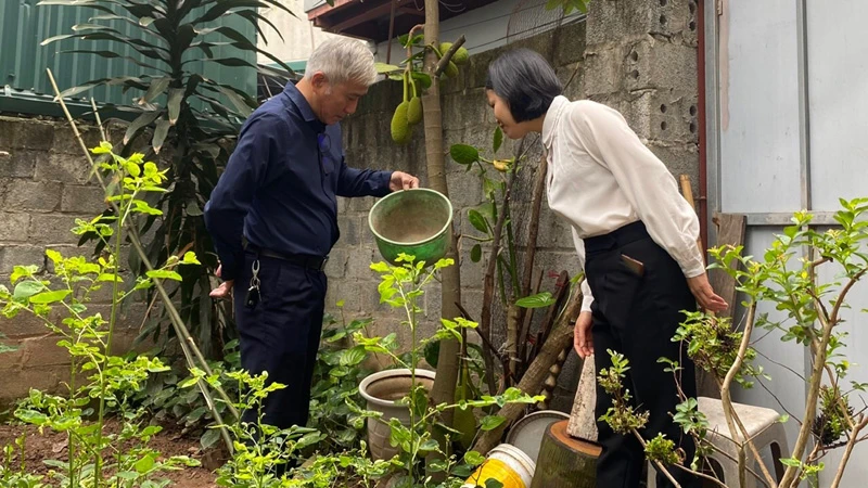 Cán bộ Trung tâm Kiểm soát bệnh tật thành phố Hà Nội kiểm tra công tác phòng, chống sốt xuất huyết tại các địa phương.