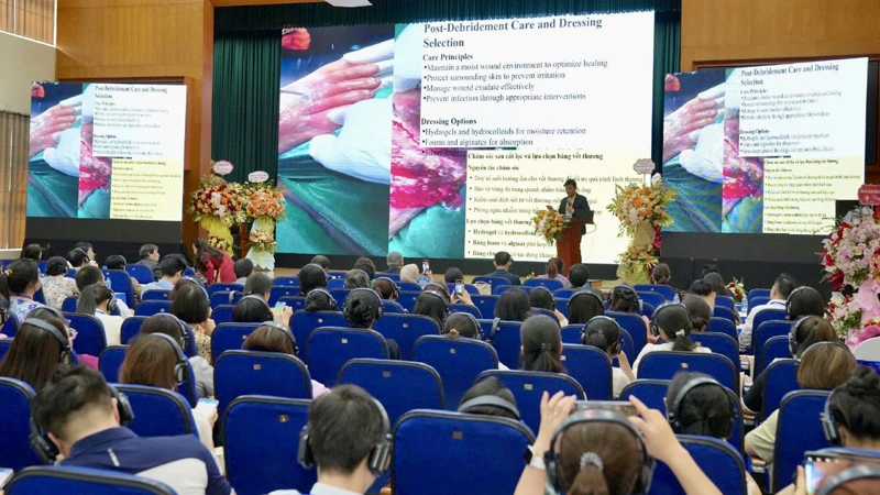 Các diễn giả trình bày tham luận tại hội thảo