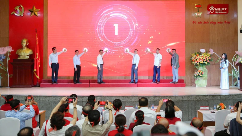 Lãnh đạo Bộ Y tế, Viện Huyết học-Truyền máu Trung ương và các đại biểu ấn nút phát động Hành trình Đỏ toàn quốc lần thứ XIII-năm 2025.