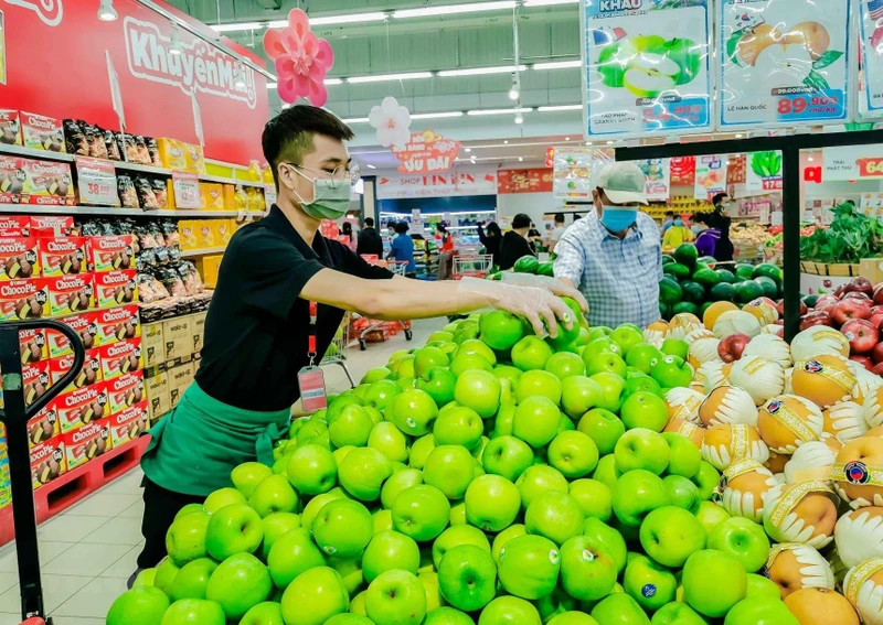 Mua sắm hàng hóa tại siêu thị. (Nguồn: TTXVN)