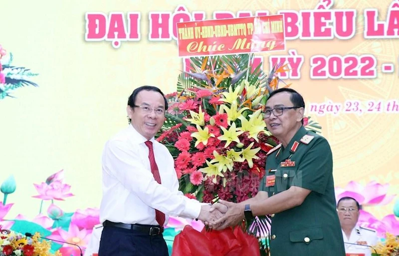 Bí thư Thành ủy TP Hồ Chí Minh Nguyễn Văn Nên tặng hoa chúc mừng Đại hội Đại biểu Hội Cựu chiến binh thành phố lần thứ VII. Ảnh: hcmcpv.org.vn