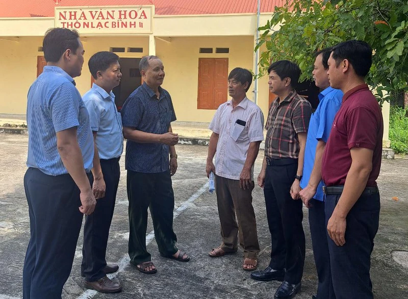 Cán bộ, đảng viên thôn Lạc Bình 2, xã Thạch Bình, huyện Nho Quan (Ninh Bình) trao đổi với người dân về xây dựng nông thôn mới nâng cao. 