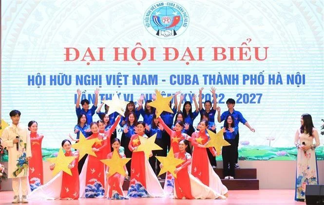 Tiết mục văn nghệ tại Ðại hội Hội Hữu nghị Việt Nam-Cuba thành phố Hà Nội nhiệm kỳ 2022-2027. (Ảnh TTXVN) 