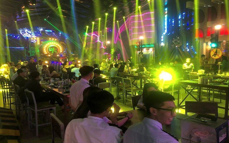 Lực lượng chức năng Cà Mau kiểm tra tại cơ sở “Beer club Tiktok” vào rạng sáng 12/9.