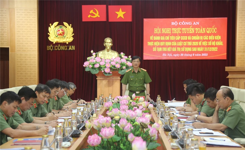 Trung tướng Nguyễn Duy Ngọc, Ủy viên Trung ương Đảng, Thứ trưởng Bộ Công an chủ trì Hội nghị về đánh giá chỉ tiêu cấp Căn cước công dân và chuẩn bị các điều kiện thực hiện quy định của Luật Cư trú 2020 về việc sổ hộ khẩu, sổ tạm trú hết giá trị sử dụng sau ngày 31/12/2022. Ảnh: Bộ Công an