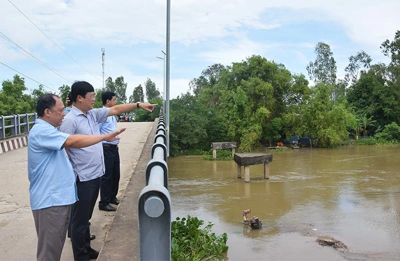 Bí thư Tỉnh ủy Đồng Tháp Lê Quốc Phong khảo sát công trình gia cố đầu vàm chống sạt lở kênh Thống Nhất.