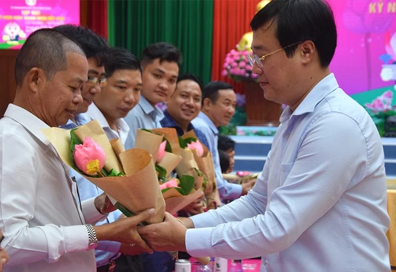 Bí thư Tỉnh ủy Đồng Tháp Lê Quốc Phong tặng hoa sen lưu niệm cho các doanh nhân (Ảnh: HỮU NGHĨA)