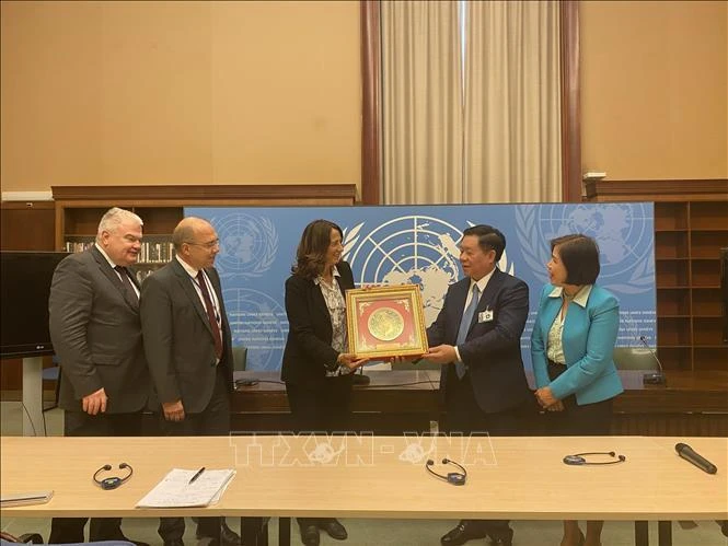 Đồng chí Nguyễn Trọng Nghĩa thăm, làm việc với Văn phòng Liên hợp quốc tại Geneva ở Thụy Sĩ. Ảnh: TTXVN