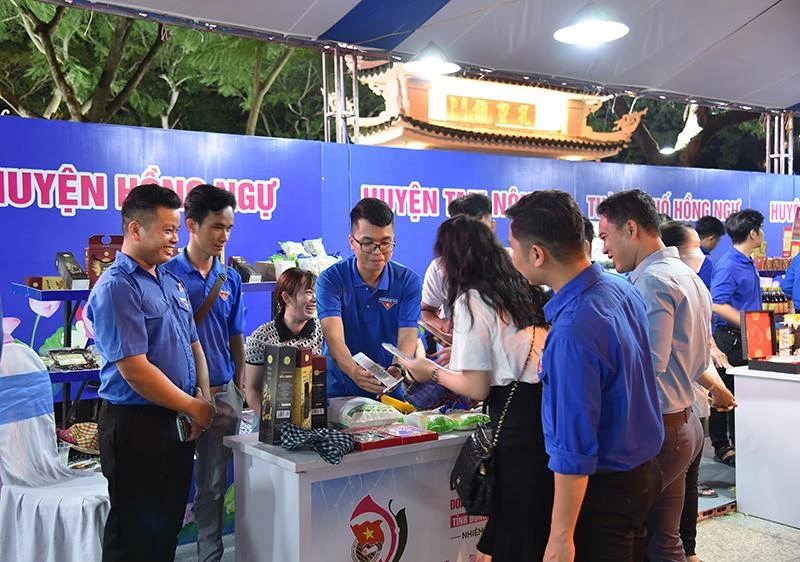Các bạn trẻ ở Đồng Tháp tham gia phiên chợ khởi nghiệp dùng nền tảng số, giao dịch không dùng tiền mặt. (Ảnh: HỮU NGHĨA)