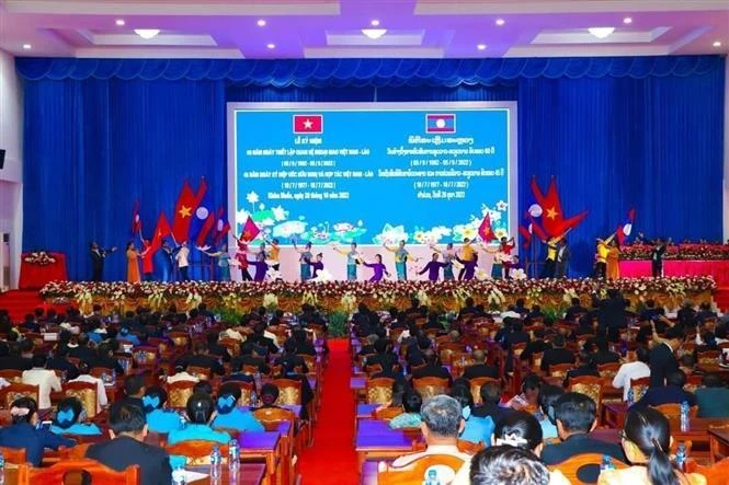 Văn nghệ chào mừng lễ míttinh tại tỉnh Khammuone (Lào). (Ảnh: TTXVN)