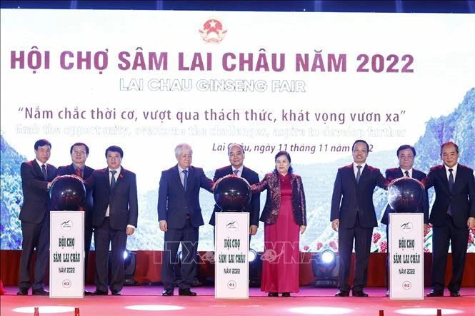 Chủ tịch nước Nguyễn Xuân Phúc và các đại biểu thực hiện nghi thức khai mạc. Ảnh: TTXVN