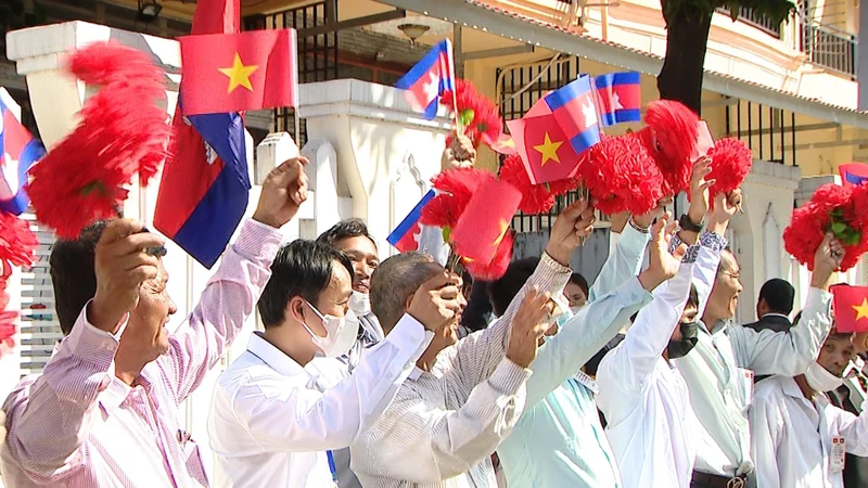 Người dân thủ đô Phnom Penh vẫy cờ, hoa đón chào Thủ tướng Phạm Minh Chính và đoàn đại biểu Việt Nam. Ảnh: VGP