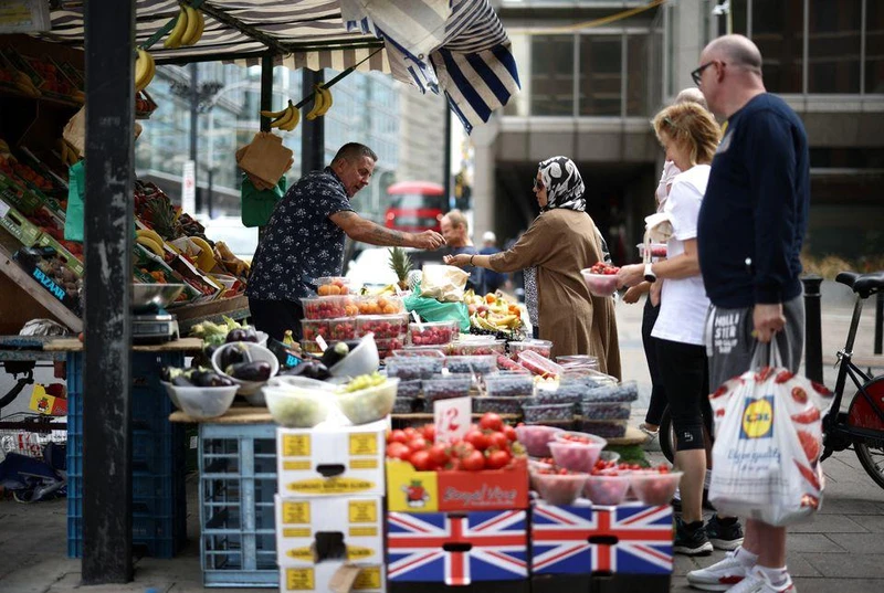 Một khu chợ tại trung tâm London, Anh. Ảnh: Reuters