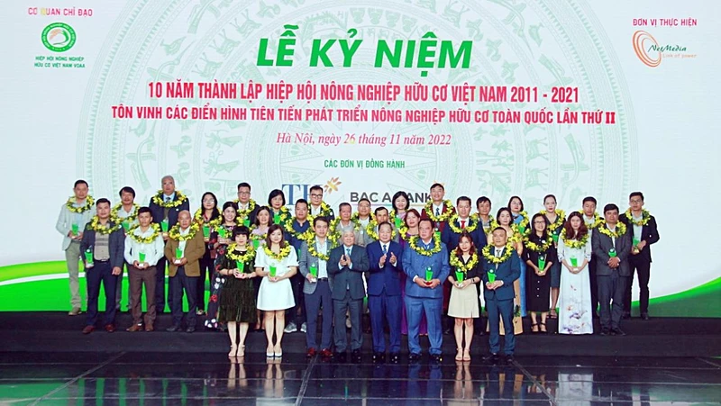 Đồng chí Ðỗ Văn Chiến, Bí thư Trung ương Ðảng, Chủ tịch Ủy ban Trung ương Mặt trận Tổ quốc Việt Nam và đại diện các tập thể, cá nhân được tôn vinh là điển hình phát triển nông nghiệp hữu cơ. Ảnh: daibieunhandan.vn