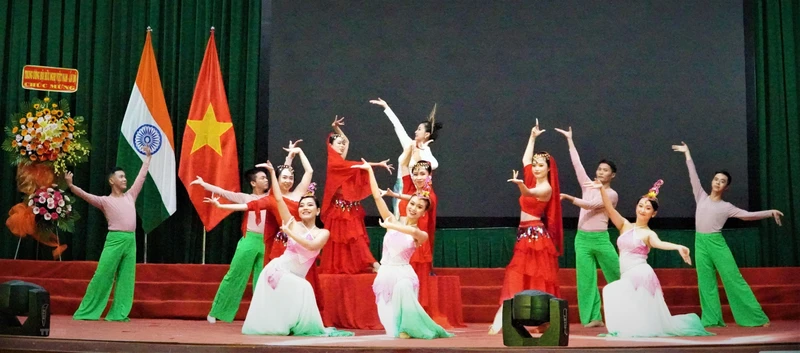 Biểu diễn văn nghệ mừng kỷ niệm 50 năm thiết lập quan hệ ngoại giao Việt Nam-Ấn Độ. Ảnh minh họa. (Ảnh: TTXVN)