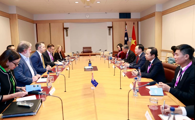 Chủ tịch Quốc hội Vương Đình Huệ và Bộ trưởng Giáo dục Australia Jason Clare. Ảnh: quochoi.vn