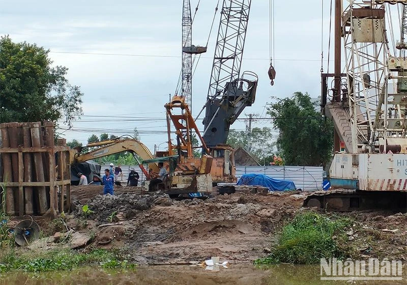 Một dự án giao thông trọng điểm tại thành phố Cao Lãnh, tỉnh Đồng Tháp đang tăng tốc xây dựng. (Ảnh: HỮU NGHĨA)