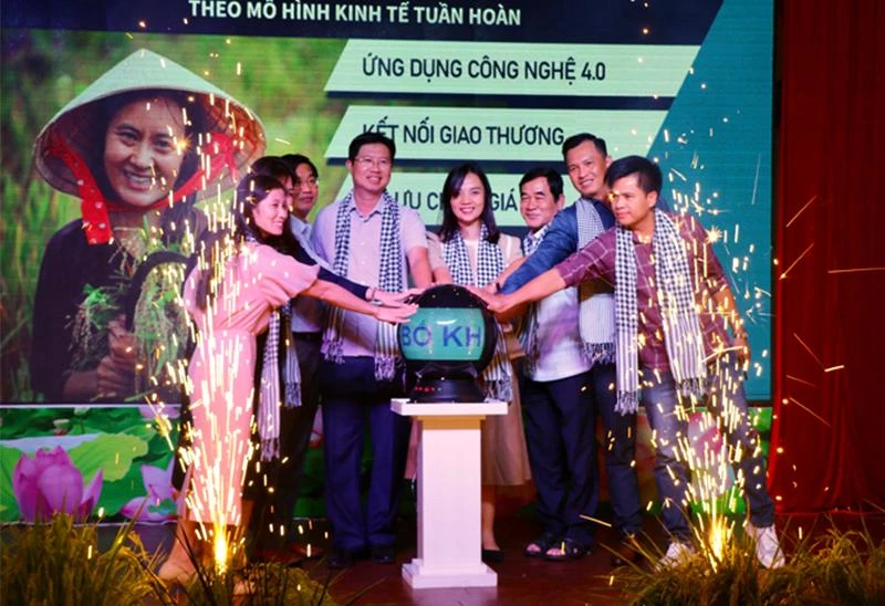 Các đại biểu thực hiện nghi thức khởi động dự án.