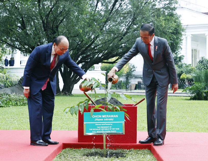 Trong chuyến thăm, Tổng thống Joko Widodo đã mời Chủ tịch nước Nguyễn Xuân Phúc trồng cây sao đen tại Dinh Tổng thống, gửi gắm kỳ vọng cây mau lớn, ngày càng xanh tốt. 