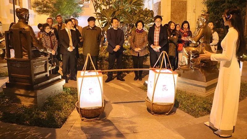 Tour du lịch văn học thu hút sự quan tâm của công chúng. Ảnh: Mai Lữ
