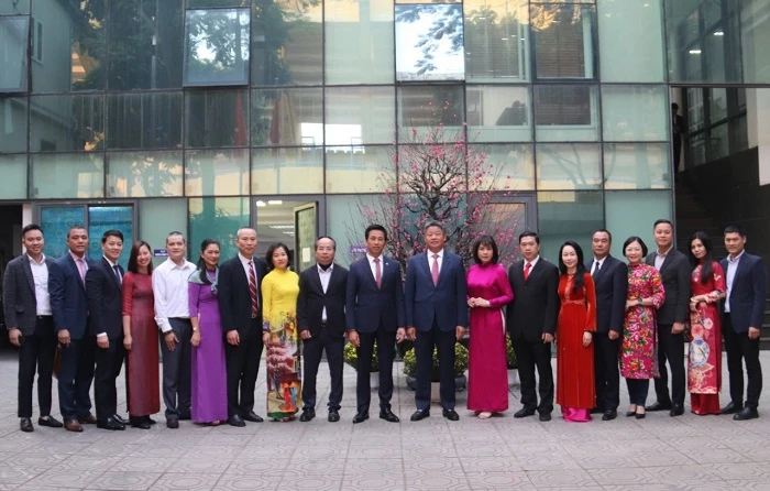 Phó Chủ tịch UBND Thành phố Nguyễn Mạnh Quyền cùng cán bộ, công chức, viên chức của Trung tâm