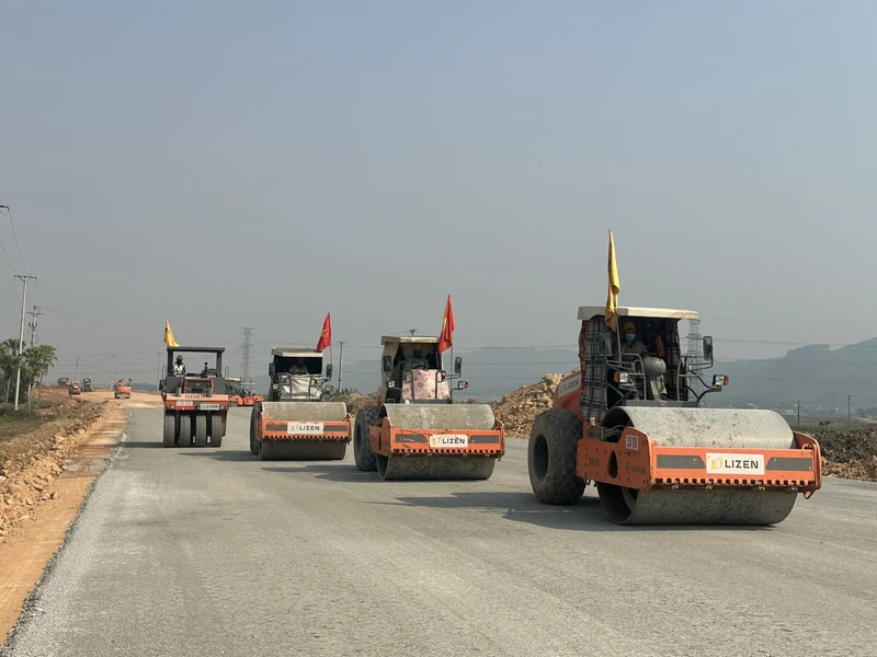 Thi công trên công trường quốc lộ 45-Nghi Sơn.
