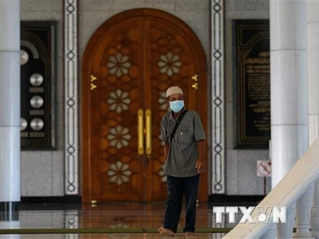 Người dân đeo khẩu trang phòng lây nhiễm Covid-19 tại Bandar Seri Begawan, Brunei, ngày 16/3/2020. (Ảnh: AFP/TTXVN)