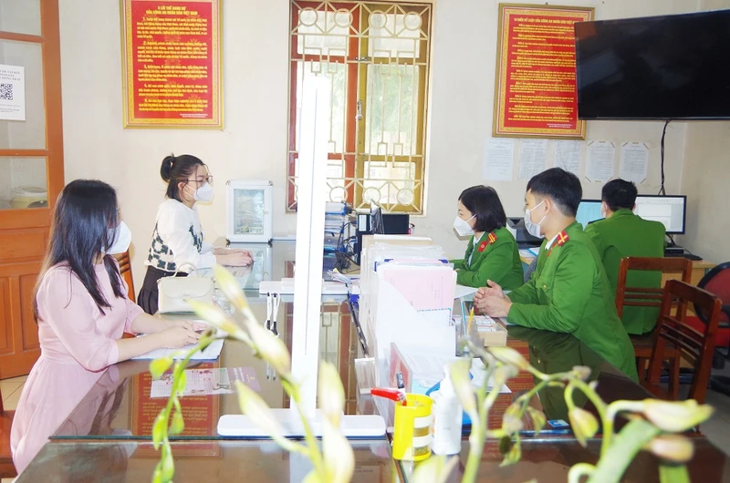 Công an tuyên truyền, giải quyết thủ tục hành chính cho người dân. Ảnh: bocongan. gov.vn
