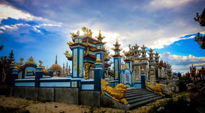 Những ngôi mộ được xây dựng tiền tỷ ở thành phố Huế. Ảnh: Công Hậu