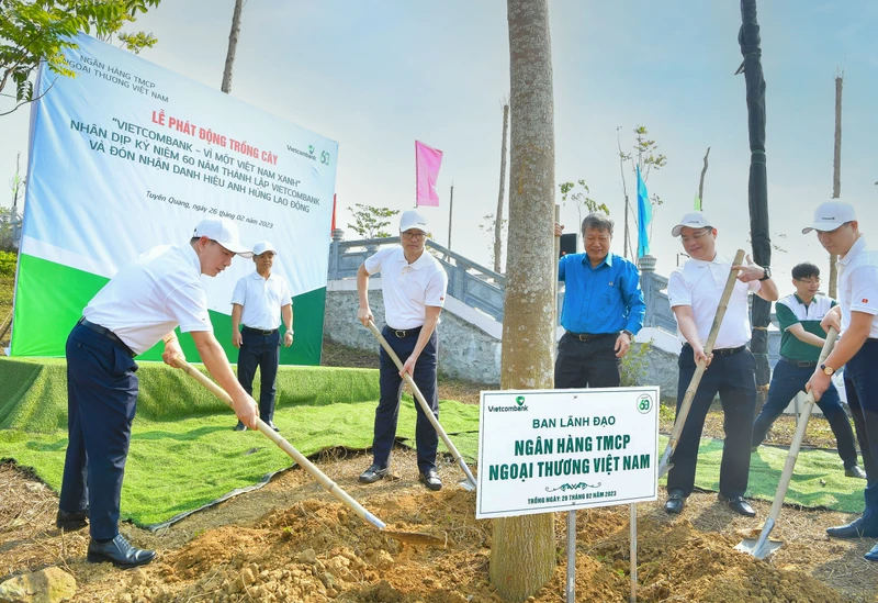 Ban Lãnh đạo Vietcombank cùng đại diện Công đoàn Ngân hàng Việt Nam, Ngân hàng Nhà nước chi nhánh tỉnh Tuyên Quang trồng cây tại Khu di tích lịch sử ngành ngân hàng Việt Nam.