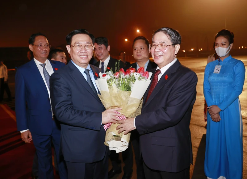 Phó Chủ tịch Quốc hội Nguyễn Đức Hải tiễn Chủ tịch Quốc hội Vương Đình Huệ và Đoàn công tác lên đường làm nhiệm vụ. Ảnh: quochoi.vn