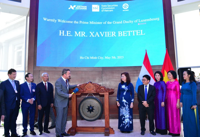 Thủ tướng Xavier Bettel đánh cồng mở phiên giao dịch.