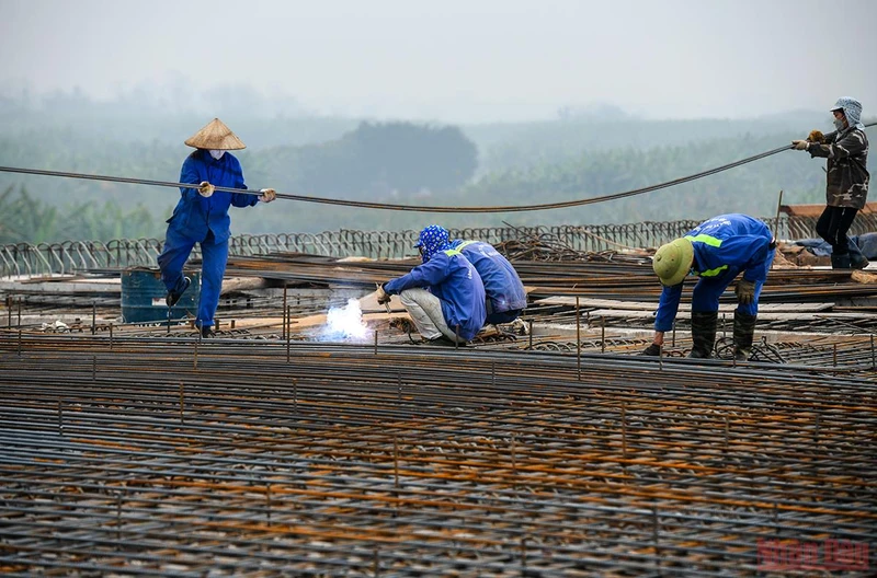 Công nhân làm việc tại một công trường thi công. Ảnh: THÀNH ĐẠT