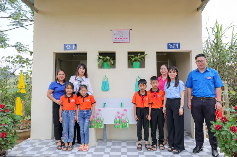 Cô và trò trường Tiểu học Thành Long vui mừng đón nhận công trình “Nhà vệ sinh cho em” do Tập đoàn TH, Quỹ Vì Tầm Vóc Việt và Ngân hàng TMCP Bắc Á tài trợ.