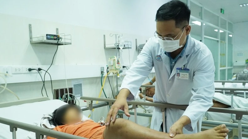 Bác sĩ thăm, khám cho bệnh nhân bị ngộ độc botulinum.