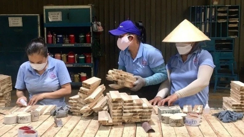 Sản xuất đồ gỗ xuất khẩu tại Công ty cổ phần gỗ Minh Dương (Bình Dương). Ảnh: DŨNG MINH