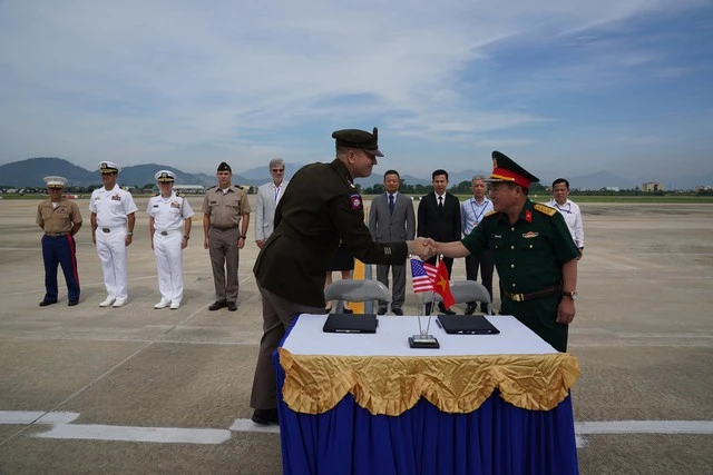 Đại diện phía Việt Nam bàn giao cho đại diện phía Hoa Kỳ một bộ hài cốt là một phần kết quả của Đợt tìm kiếm chung lần thứ 151. Ảnh: BNG