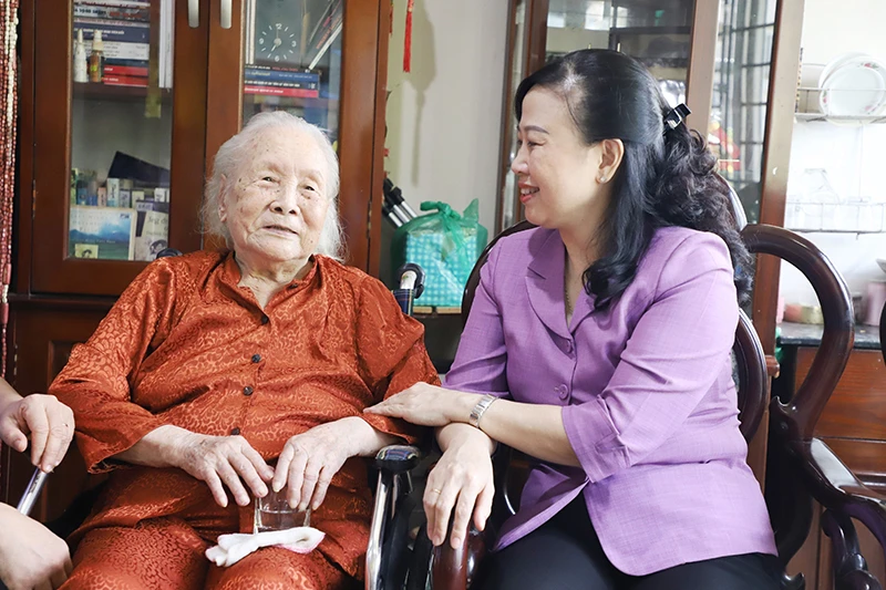 Bộ trưởng Y tế Đào Hồng Lan thăm và tri ân gia đình liệt sĩ, bác sĩ Đặng Thùy Trâm nhân dịp 27/7