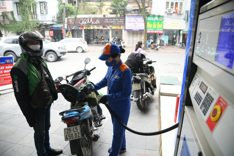 Giảm hơn 400 đồng, giá xăng E5RON92 về dưới mức 20.000 đồng/lít