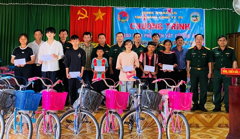 Chi nhánh Công ty 75 trao tiền và hiện vật cho các em học sinh có hoàn cảnh khó khăn. Ảnh: Báo Gia Lai