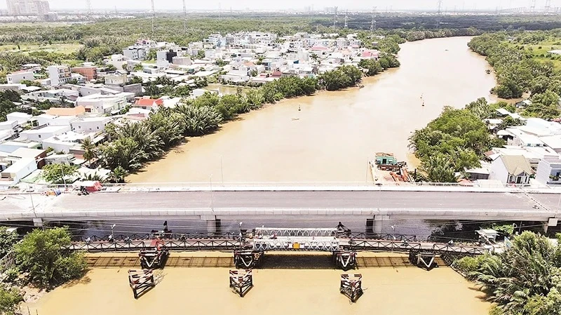 Cầu Long Kiểng (huyện Nhà Bè) là một trong những dự án đầu tư bằng nguồn vốn ngân sách sắp hoàn thành. (Ảnh Thế Anh)