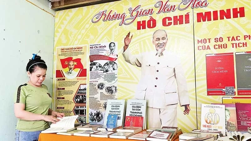 Công nhân, người lao động ở khu nhà trọ tại phường Tân Tạo A, quận Bình Tân xem tư liệu, thông tin tại nơi tổ chức "Không gian văn hóa Hồ Chí Minh".