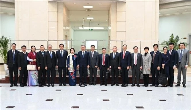 Đoàn đại biểu cấp cao TP Hồ Chí Minh đến thăm và làm việc với Trường Đảng Thành ủy Thượng Hải. (Ảnh: TTXVN phát)