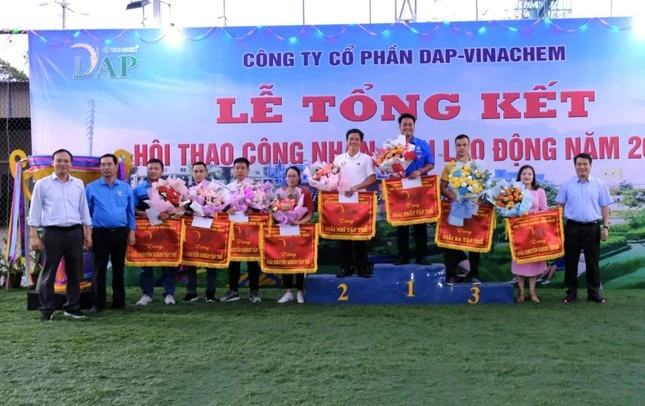 Lãnh đạo Công ty CP DAP - Vinachem trao thưởng cho các đội đoạt giải tập thể của Hội thao