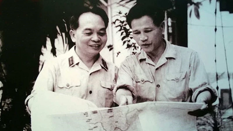 Đại tướng Nguyễn Chí Thanh và Đại tướng Võ Nguyên Giáp trao đổi tình hình chiến sự chiến trường miền Nam (5/7/1967). Ảnh tư liệu 