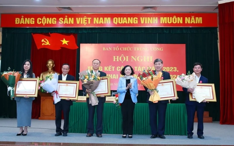 Đồng chí Trương Thị Mai trao Huân chương Lao động của Chủ tịch nước và Bằng khen của Thủ tướng Chính phủ cho các cá nhân có thành tích xuất sắc. (Ảnh: TTXVN)