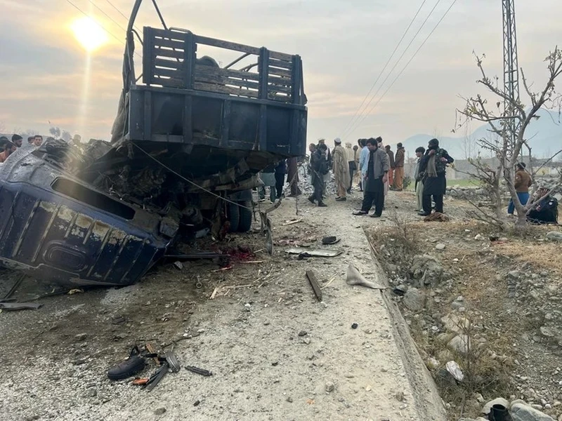 Hiện trường vụ đánh bom xe cảnh sát ở tỉnh Khyber Pakhtunkhwa, Tây Bắc Pakistan ngày 8/1/2024. (Ảnh: THX/TTXVN)
