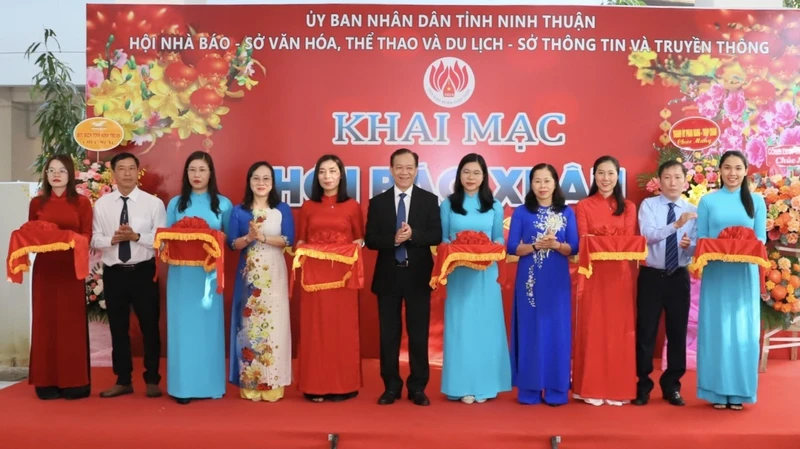 Thành viên Ban tổ chức cắt băng khai mạc Hội báo Xuân Giáp Thìn năm 2024