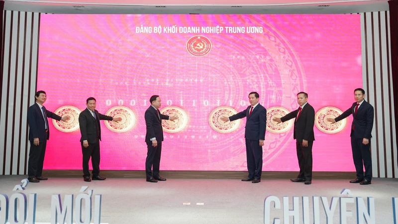 Đ/c Nguyễn Long Hải - Ủy viên Dự khuyết BCH TW Đảng, Bí thư Đảng ủy Khối DNTW cùng các đ/c đại diện các vụ thuộc Ban Tổ chức TW và đại diện Thường trực Đảng ủy MobiFone nhấn nút khai trương phần mềm Sổ tay đảng viên Đảng bộ Khối DNTW.